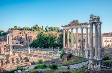 Roma, İtalya - 13 Eylül 2014: Öğleden sonra Capitoline Hill 'den görülen Roma Forumu.