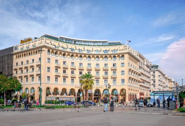 Selanik, Yunanistan - 26 Kasım 2023: Aristo Meydanı, Nikis Bulvarı 'ndaki (liman bölgesi) ana şehir meydanı. İkonik Electra Palace Oteli resmin hakimi..
