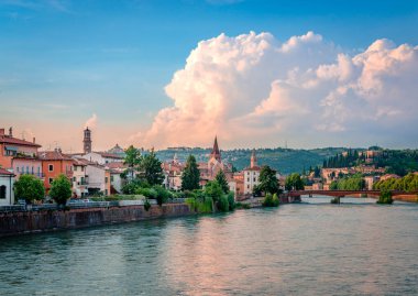 Verona silueti, Adige nehri boyunca uzanan Ponte Aleardo Aleardi 'den görülüyor. Verona, İtalya 'nın Veneto kentinde tarihi bir şehirdir ve çok popüler bir turizm merkezidir..