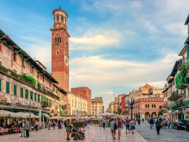 Verona, İtalya - 24 Mayıs 2018: Piazza delle Erbe (Pazar Meydanı), Torre dei Lamberti ile birlikte, şehrin tarihi eski merkezinde, 84 metre yüksekliğinde bir ortaçağ kulesi.
