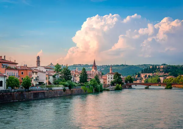 Verona silueti, Adige nehri boyunca uzanan Ponte Aleardo Aleardi 'den görülüyor. Verona, İtalya 'nın Veneto kentinde tarihi bir şehirdir ve çok popüler bir turizm merkezidir..