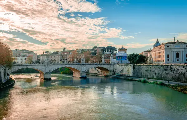 ローマ イタリア 12月1 2018 ササとポンテ ヴィットリオ エマヌエーレ2世のルネゲーレの夕景 永遠の都市の歴史的中心部にあるティバー川を渡る3つのアーチ橋 ロイヤリティフリーのストック画像