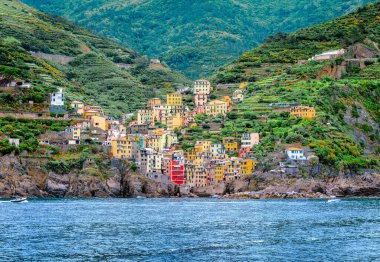 Vernazza, Liguria, İtalya 'da Cinque Terre bölgesini oluşturan beş kasabadan biri. Araç trafiği yok ve İtalyan Rivierası 'nın en gerçek balıkçı köylerinden biri olmaya devam ediyor..