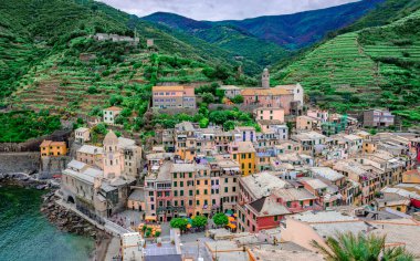 Vernazza, Liguria, İtalya 'da Cinque Terre bölgesini oluşturan beş kasabadan biri. Araç trafiği yok ve İtalyan Rivierası 'nın en gerçek balıkçı köylerinden biri olmaya devam ediyor..