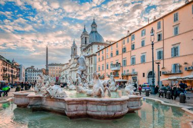 Roma, İtalya - 2 Aralık 2018: Kuzey ucunda Neptün Çeşmesi; Agone 'da Sant' Agnese Kilisesi ile Piazza Navona ve arka planda Mısır dikilitaşı.