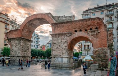 Selanik, Yunanistan - 06 Ekim 2017: Galerius Kemeri, diğer adıyla Kamara, şehrin merkezinde. Bir Roma 4. yüzyıl anıtı üçlü bir kemer inşa etti, ancak geriye sadece üçte ikisi kaldı.. 