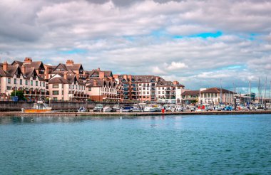 Malahide, İrlanda - 15 Eylül 2022: Marina banliyölerindeki konutlar. Malahide, Dublin 'in Fingal şehrinde, Dublin şehrinin 14 kilometre kuzeyinde bir sahil yerleşim yeridir.. 