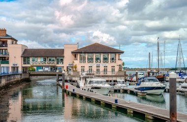 Malahide, İrlanda - 15 Eylül 2022: Rıhtım manzarası ve bir sürü teknesi olan marina. Malahide, Dublin 'in Fingal şehrinde varlıklı bir kıyı yerleşkesi..