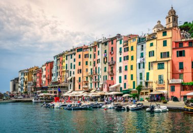 Porto Venere, İtalya - 28 Mayıs 2018: Rıhtım ve köy manzarası. Porto Venere, Ligurian kıyısında La Spezia eyaletinde pitoresk bir yerdir..