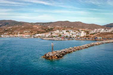 Gavrio, Yunanistan - 21 Eylül 2023: Andros adasının batı kıyısındaki Gavrio limanı, Andros 'u Rafina' ya bağlayan tek liman. Bir zamanlar balıkçı köyüydü, şimdi popüler bir tatil köyü..