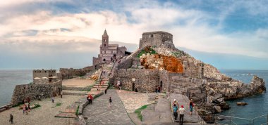 Porto Venere, İtalya - 28 Mayıs 2018: St. Peter Kilisesi ve Spallanzani Meydanı panoramik manzarası. Şairler Körfezi 'ne bakan Roma Katolik Kilisesi resmi olarak 1198 yılında kutsanmıştır.. 