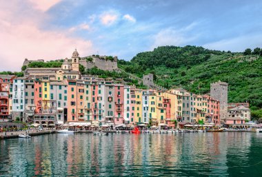 Porto Venere, İtalya - 28 Mayıs 2018: Liman ve Doria Castle ile köy manzarası. Porto Venere, Ligurian kıyısında La Spezia eyaletinde pitoresk bir yerdir..