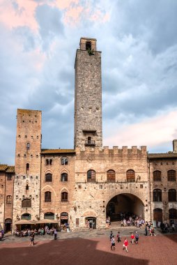 San Gimignano, İtalya - 27 Mayıs 2018: Torre Shigi ve Torre Rognosa, Piazza del Duomo. San Gimignano, Toskana 'da ortaçağ duvarlı bir şehirdir. Güzel kuleleriyle ünlüdür..