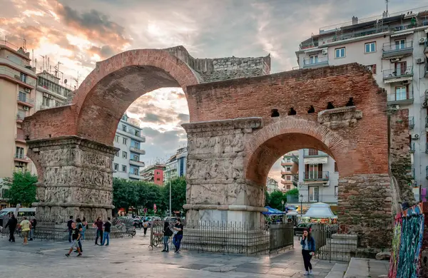 Selanik, Yunanistan - 06 Ekim 2017: Galerius Kemeri, diğer adıyla Kamara, şehrin merkezinde. Bir Roma 4. yüzyıl anıtı üçlü bir kemer inşa etti, ancak geriye sadece üçte ikisi kaldı.. 