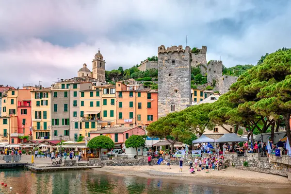 イタリアのポルト ヴェネレ 2018年5月28日 ドリア城のあるウォーターフロントと村の景色 ポルト ヴェネレは スペツィアのリグーリア海岸に美しい場所です ストック画像