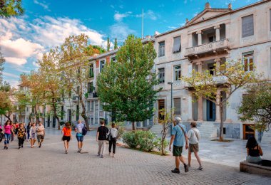 Atina, Yunanistan - 15 Ekim 2023: Makrygianni ilçesinin güney yamacına komşu Dionysiou Areopagitou Caddesi 'nde modern ve neoklasik lüks evler.