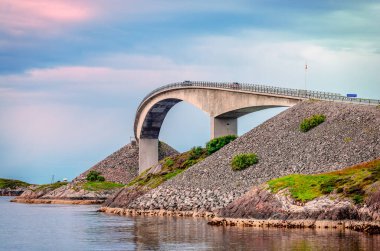 İkonik Storseisundet köprüsü, Batı Norveç 'teki Atlantik Yolu' nu oluşturan sekiz köprüden en uzunudur.