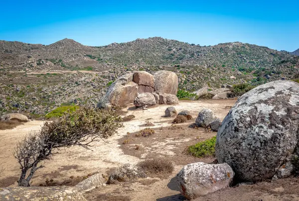 Volax 'ın granit kayaları, Tinos, Cyclades, Yunanistan' ın ortasındaki geleneksel bir köy. Garip bir fenomene göre köy büyük, pürüzsüz, granit taşlarla çevrili..