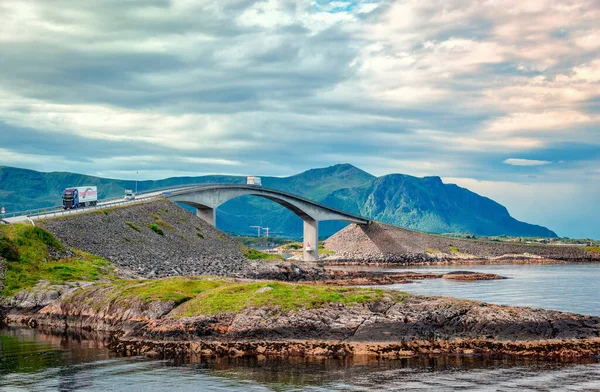 Знаменитый Мост Сторсейсунн Самый Длинный Восьми Мостов Образующих Атлантическую Дорогу — стоковое фото