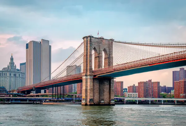 ブルックリン橋とニューヨークのマンハッタンのスカイラインの景色 イースト川を巡航しながら フェリーから撮影した写真 ストック写真