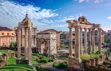 Capitoline Hill 'deki Roma Forumu. Latince adıyla Forum Romanum, Roma 'nın merkezinde yer alan çok sayıda önemli antik hükümet binasının kalıntıları ile çevrili dikdörtgen bir forum (plaza)..