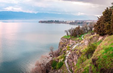 Kuzey Makedonya 'da Ohri Gölü ile Eski Şehir Parkı ve Ohri tahta kaldırımının akşam manzarası.