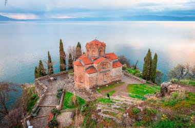 İlahiyatçı Aziz John, Kuzey Makedonya 'nın Ohri kentindeki Ohri Gölü' ne bakan Kaneo plajının üzerindeki uçurumda yer alan eski bir Ortodoks kilisesi..