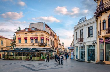 Bitola, Kuzey Makedonya - 13 Mart 2024: Magnolia Meydanı ve Shirok Sokak şehir merkezinde.