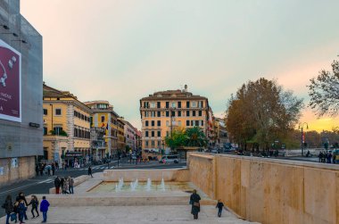 Roma, İtalya - 2 Aralık 2018: Lungotevere Marzio ve Fontana del Pianto 'dan Via di Ripetta.