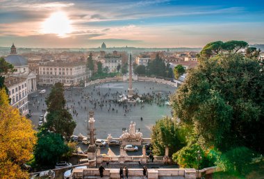 Akşamları Terrazza del Pincio 'dan görülen Piazza del Popolo' da Vatikan Kubbesi arka planda pek görünmüyordu. Roma, İtalya 'da manzara gün batımı.
