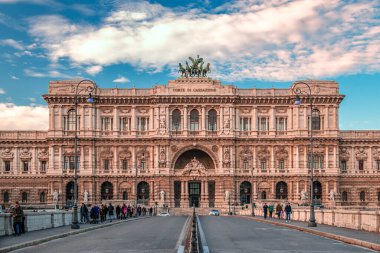 Roma, İtalya - 1 Aralık 2018: Adalet Sarayı Ponte Umberto I 'den görüldü.