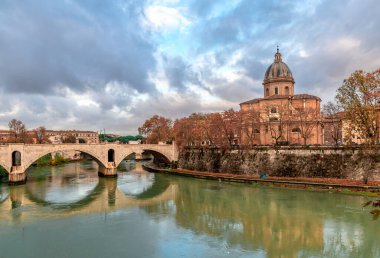 Tiber Nehri üzerinde Ponte Principe Amedeo Savoia Aosta, sağda Museo di arte sacra San Giovanni dei Fiorentini. Kışın Roma, İtalya 'da.