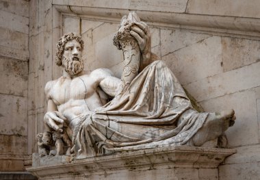 Tiberinus 'un antik heykeli (Tiber nehri tanrısı) bir kornucopia (bolluk boynuzu) taşır. Palazzo Senatorio 'nun önünde, Piazza del Campidoglio' da (Capitoline Meydanı), Roma, İtalya