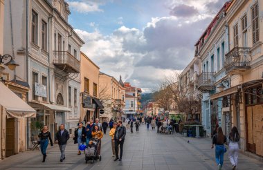 Bitola, Kuzey Makedonya - 16 Mart 2024: Şehir merkezindeki kalabalık yaya sokağı Shirok Sokak 'ın akşam manzarası.