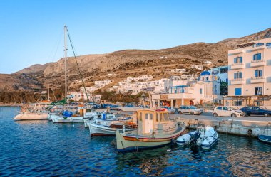 Aegiali, Yunanistan - 26 Temmuz 2024: Günbatımında şehrin rıhtımı. Aegiali, Kiklad Takımadaları 'nın en doğu adası olan Amorgos' ta bir sahil köyü ve popüler bir turizm beldesidir..