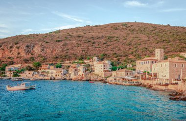 Yunanistan 'ın Mora yarımadasında bulunan Mani yarımadasında küçük bir köy olan Limeni' nin manzarası ve popüler bir turizm beldesi.