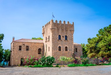 Tzannetakis kulesi, 1829 'da inşa edilen ve şu anda küçük bir müzeye ev sahipliği yapan muhteşem bir geleneksel konak. Cranai (ayrıca Marathonisi) adası, Gythio, Mani, Moreloponnese, Yunanistan.