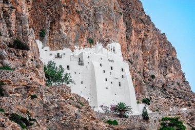 Yunanistan 'ın en eski ikinci manastırı olan Hozoviotissa Manastırı 1017 yılında inşa edilmiştir. Denizden 300 metre yukarıda, uçurumun kenarında asılı duruyor. Amorgos Adası, Cyclades, Yunanistan.