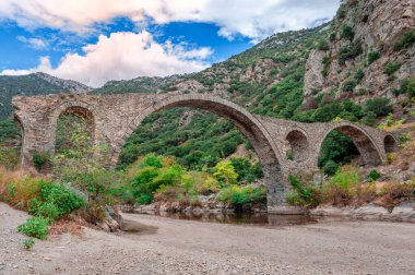 Kompsatos nehri boyunca uzanan Polyanthos 'un üç kemerli Osmanlı köprüsü, dağlık Rodopi' den kaynaklanıyor. Nehir Trakya vadisini geçer ve Vistonida gölüne boşalır. Trakya 'da, Yunanistan.