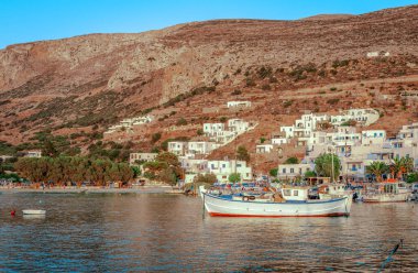 Gün batımında Aegiali 'nin rıhtımında. Aegiali, Yunanistan 'ın Ege Denizi' ndeki Kiklad Takımadaları 'nın en doğu adası olan Amorgos' ta yer alan bir sahil köyüdür.