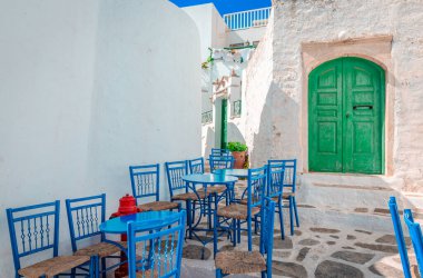 Hora, Amorgos Adası, Cyclades, Yunanistan 'da açık bir kafe. Dar kaldırım taşlı sokaklar ve beyazlatılmış evler.