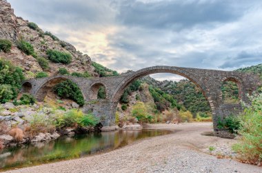 Kompsatos nehri boyunca uzanan Polyanthos 'un üç kemerli Osmanlı köprüsü, dağlık Rodopi' den kaynaklanıyor. Nehir Trakya vadisini geçer ve Vistonida gölüne boşalır. Trakya 'da, Yunanistan.