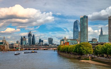 Londra, İngiltere - 15 Eylül 2018: Thames nehri, Southbank ve Londra şehri Waterloo Köprüsü 'nden görüldü.