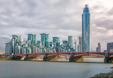 St. George Wharf, Vauxhall, Lambeth, Londra, İngiltere 'deki Thames Nehri' nin güney kıyısında. Nehre bakan lüks bir konut..