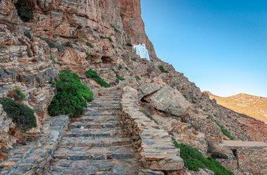 1017 yılında inşa edilen Hozoviotissa Manastırı 'na çıkan taş basamaklar. Ege Denizi 'nden 300 metre yukarıda, Amorgos Adası, Kiklad, Yunanistan' da tam anlamıyla uçurumun kenarında asılı..