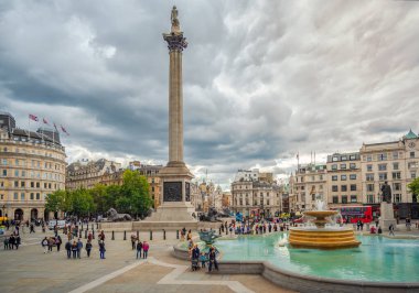 Londra, İngiltere - 9 Eylül 2015: Trafalgar Meydanı Nelson 's Column' u bulutlu bir günde güneye bakarken
