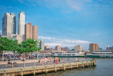 New York City, New York, ABD - 13 Temmuz 2014: İnsanlar Hudson River Park 'taki Pier 84' te sıcak bir yaz akşamının tadını çıkarıyor.