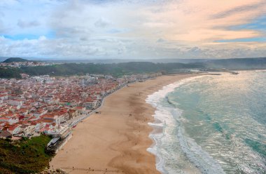 Nazare kasabası ve Atlantik Kıyısı Panorama 'sı, kasabanın en yüksek noktası ve en iyi bakış açısı olan Sitio' dan görüldü. Nasıra, Portekiz 'de Atlantik kıyısında inşa edilmiş popüler bir tatil beldesi..