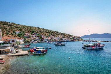 Agia Kyriaki, Yunanistan - 17 Ağustos 2024: Köy manzarası. Agia Kyriaki, Trikeri yarımadasının birkaç kilometre uzağında yer alan Pelion yarımadasının en güneyindeki küçük ve pitoresk bir balıkçı köyüdür..