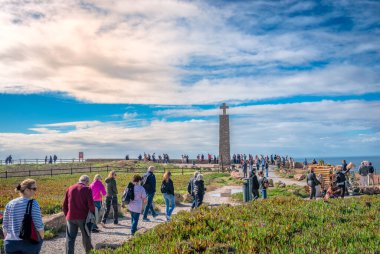 Cabo da Roca, Portekiz - 27 Ekim 2024: Anıttaki insanlar Cabo da Roca 'nın Avrupa' nın en batı noktası olduğunu duyurdular.